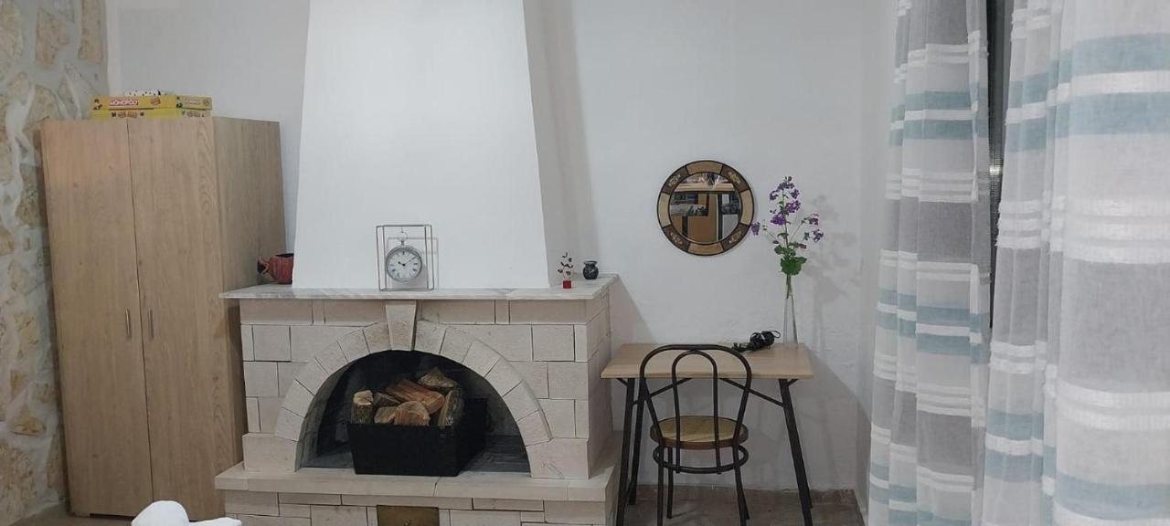 Lovely Studio In Strinilas With Its Own Pool Екстер'єр фото