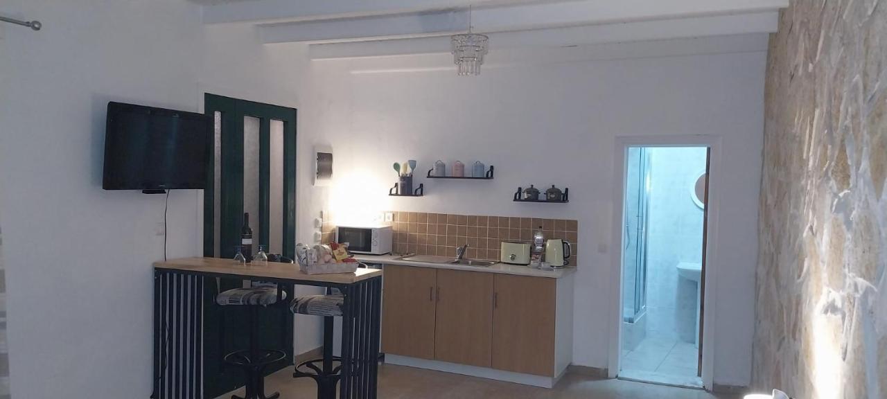 Lovely Studio In Strinilas With Its Own Pool Екстер'єр фото