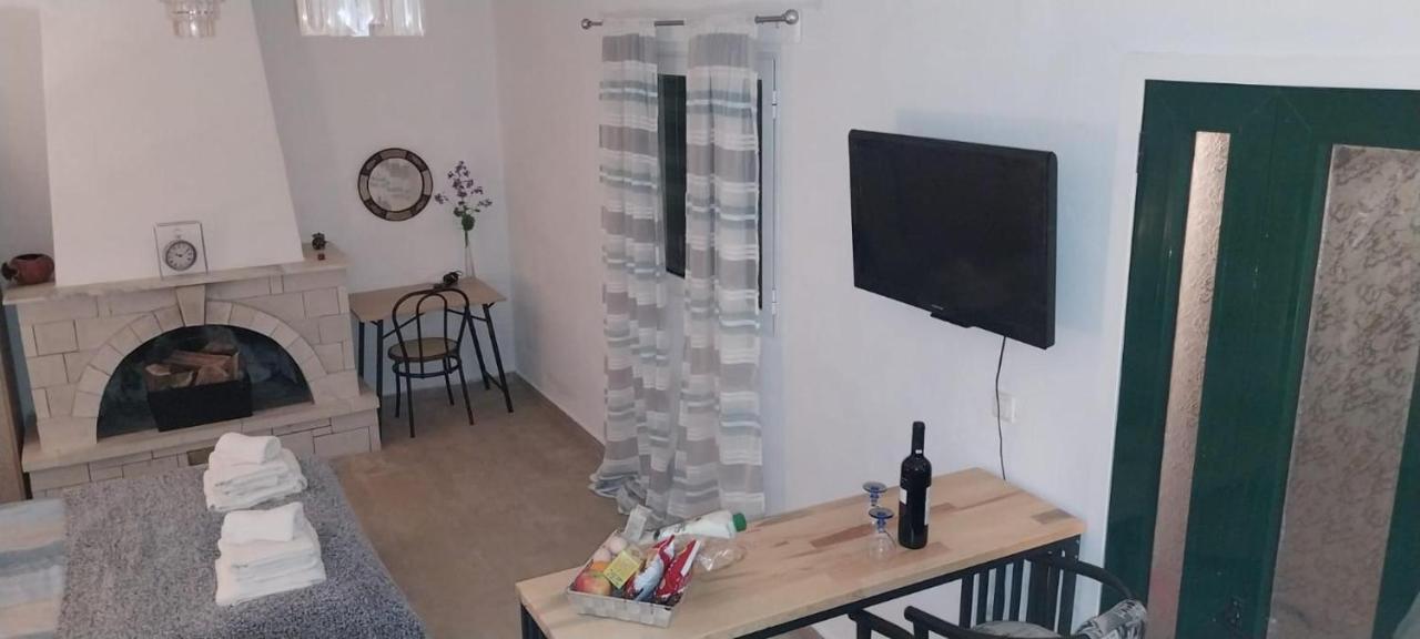 Lovely Studio In Strinilas With Its Own Pool Екстер'єр фото